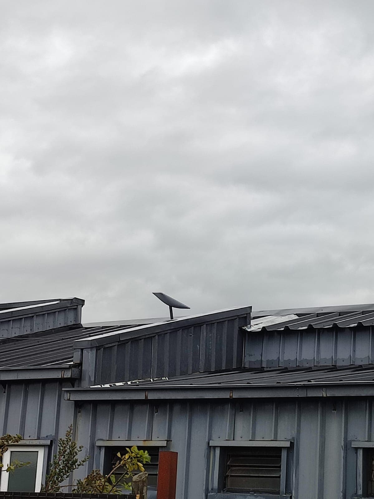 Antena satelital en isla