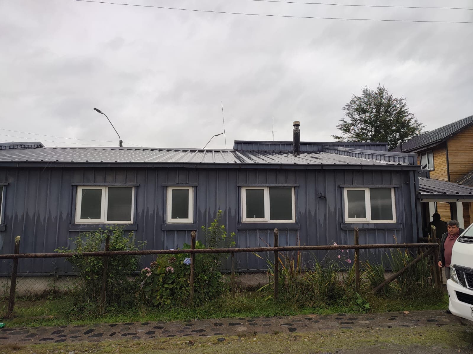 Edificio con conectividad satelital