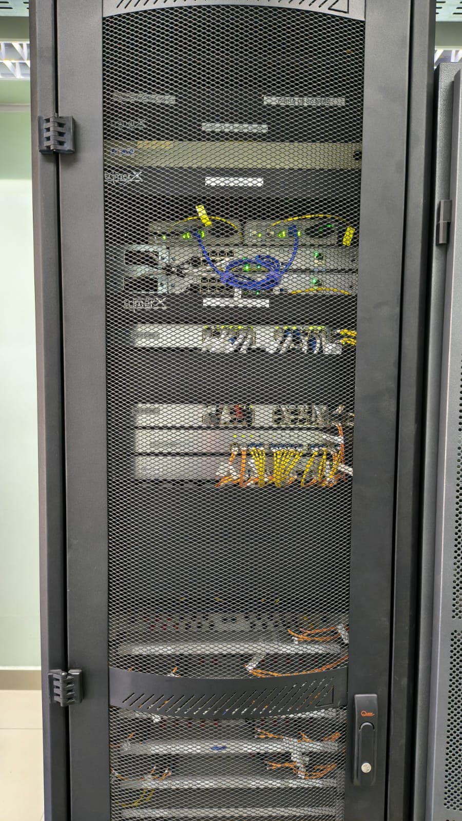 Rack de red organizado