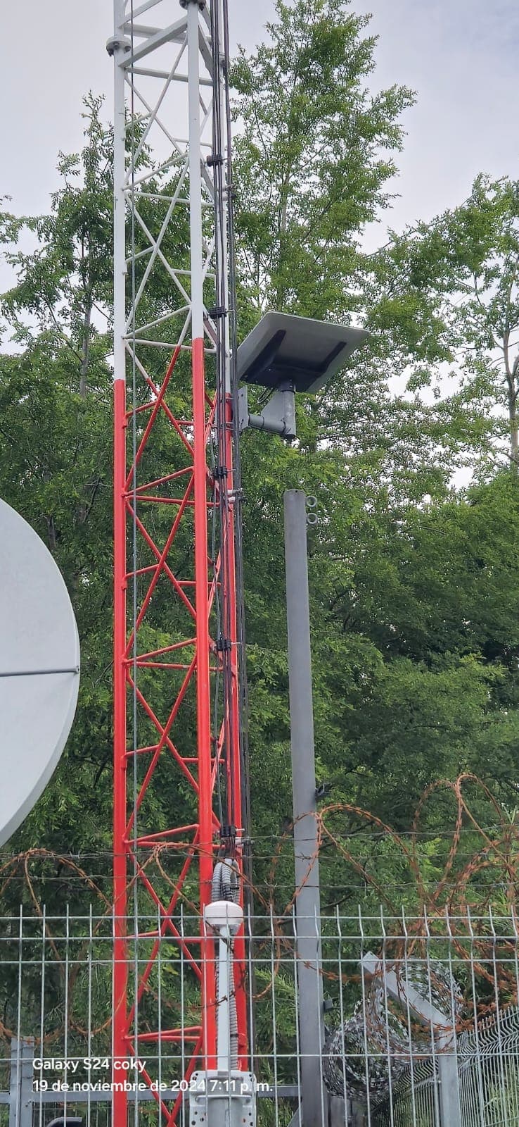 Torre de comunicaciones en nieve