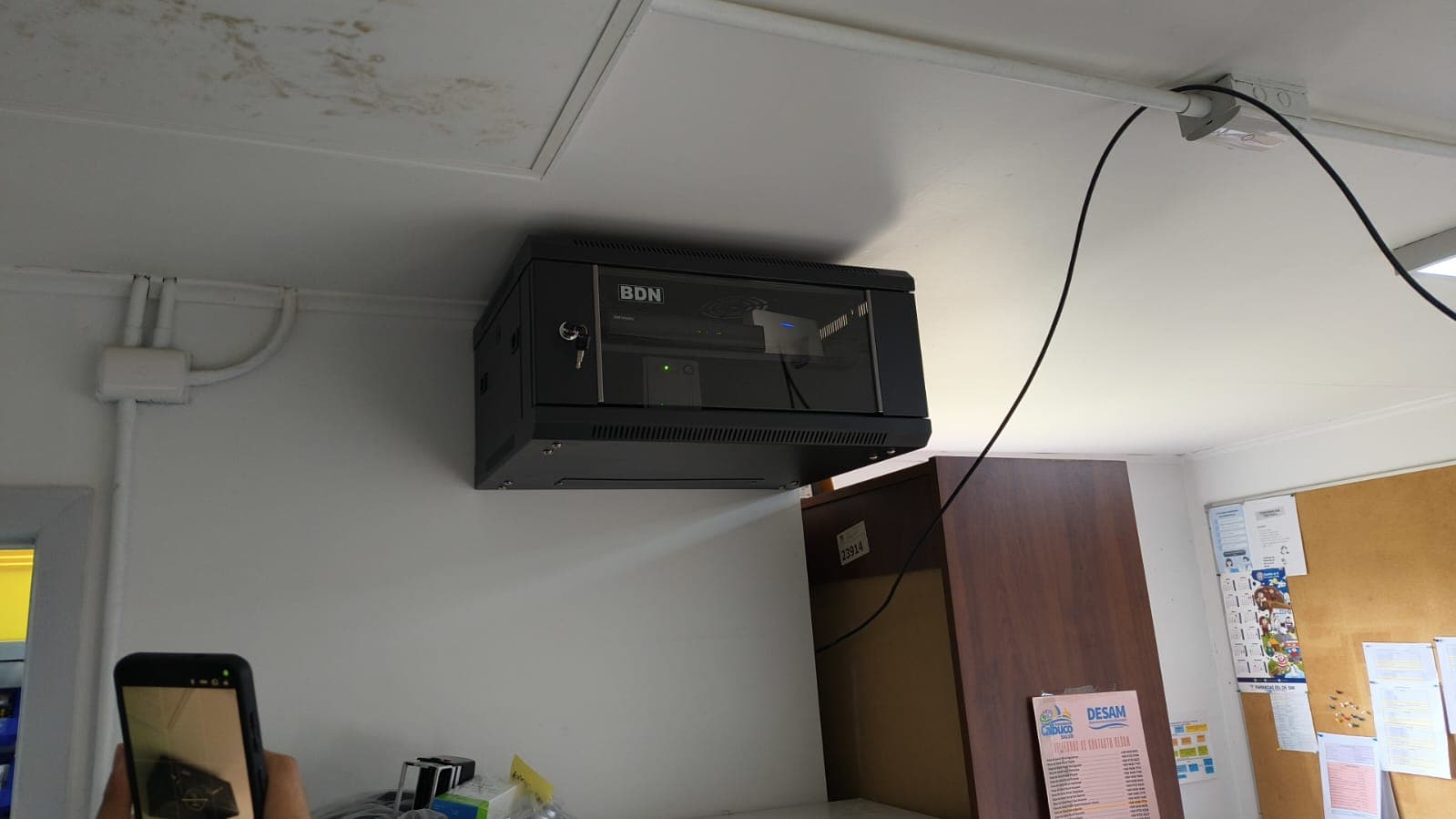 NVR instalado en pared
