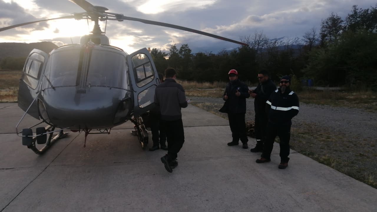 Preparación de carga y equipos para maniobra aérea